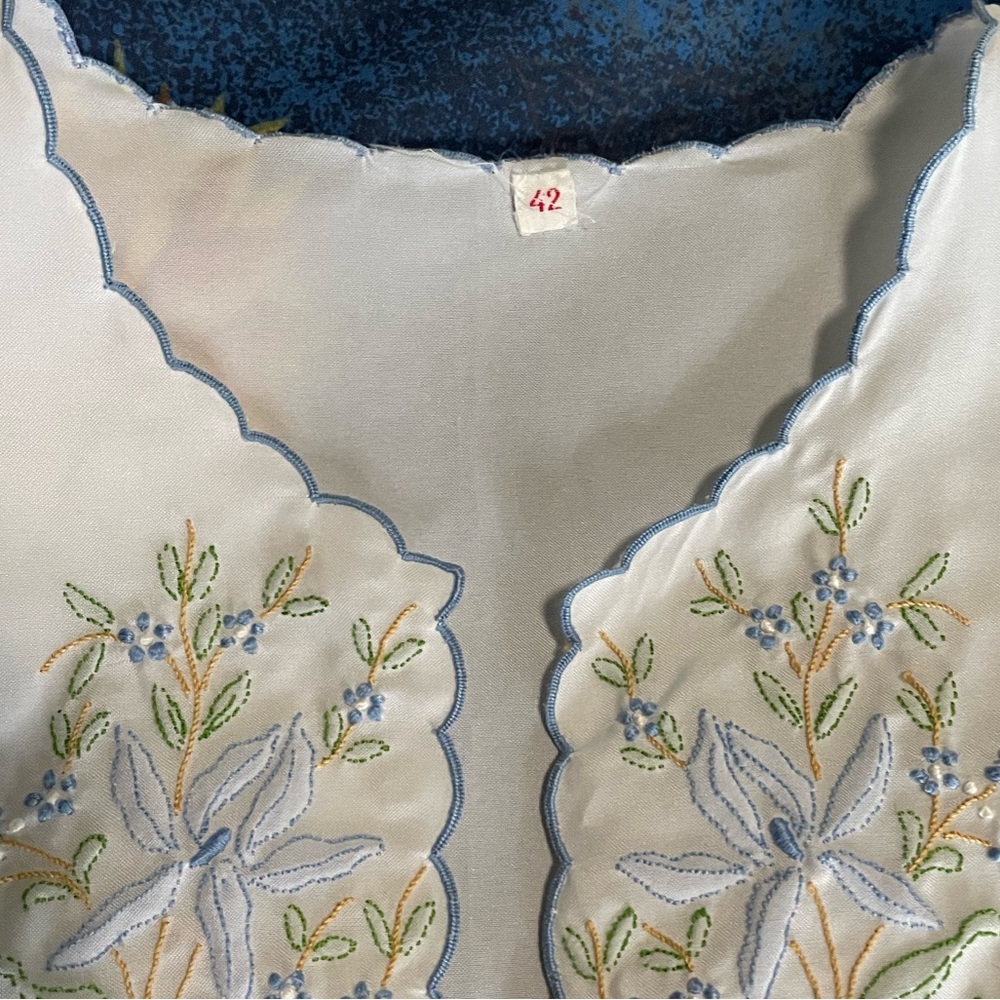 Embroidered blouse - Picture 3 of 5